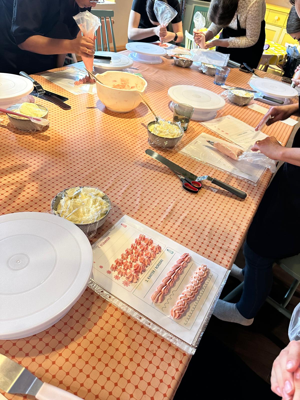 Deltagare på bakkurs övar spritsning