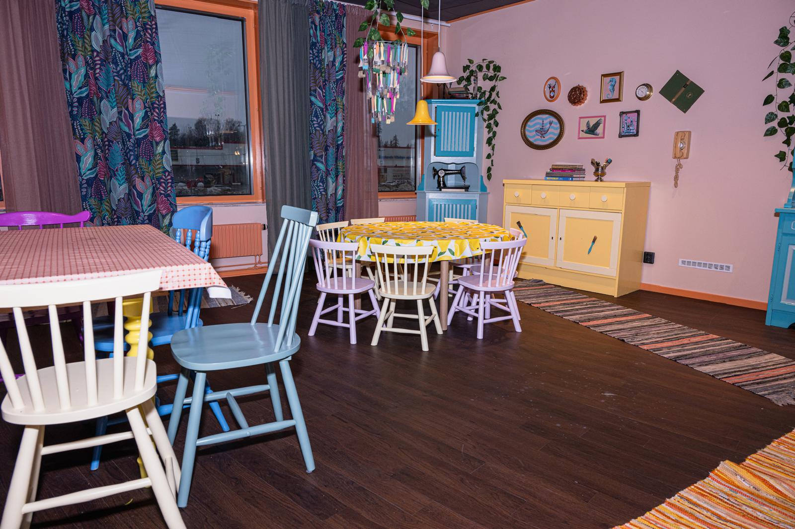 Eventlokal med rosa vägg och färgstarka detaljer
